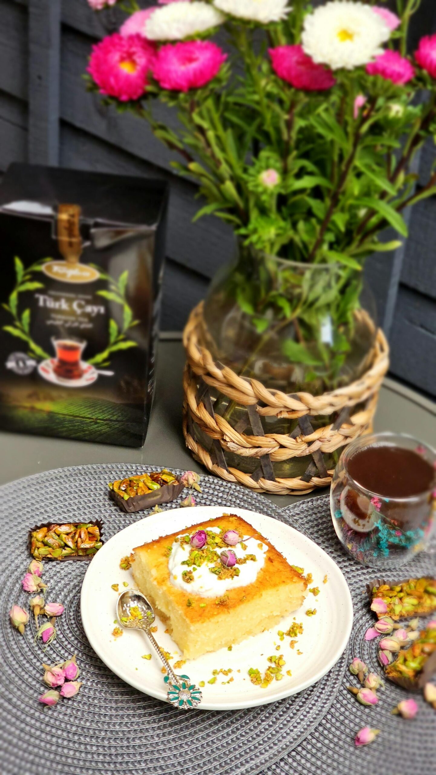 Oktay Usta Revani Tarifi: Geleneksel Türk Tatlısının Püf Noktaları Oktay Usta Revani Tarifi: Geleneksel Türk Tatlısının Püf Noktaları